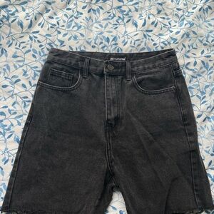 Pretty Little Thing Black Longline fitted Denim Shorts